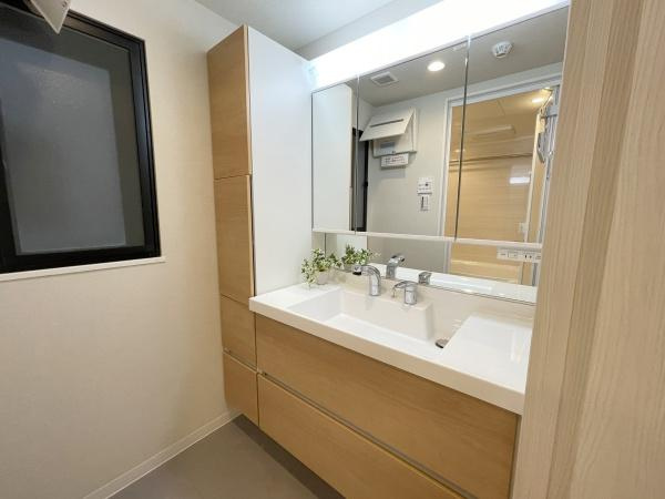 藤和上北沢ホームズの独立洗面台|十分な大きさの洗面台は収納力大。身だしなみチェックや歯磨きなど、朝の慌ただしい時間でも余裕とゆとりを感じられます♪
