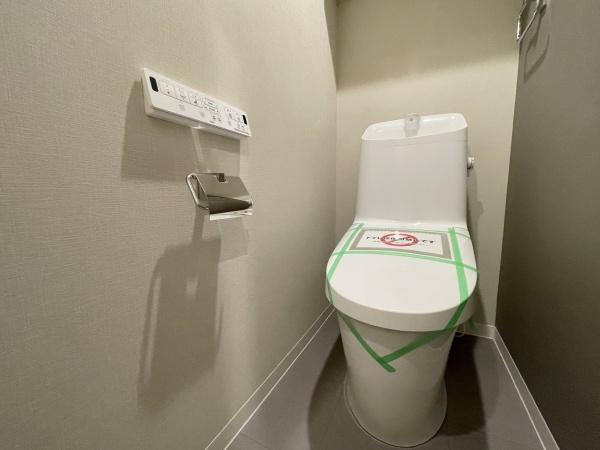 【トイレ】 | 藤和上北沢ホームズ | 落ち着いた色合いのトイレは、保温・洗浄機能付きです。
