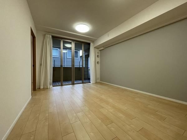 グランシティユーロパレス武蔵中原の居間・リビング|南東角部屋のとても明るいリビングダイニングです