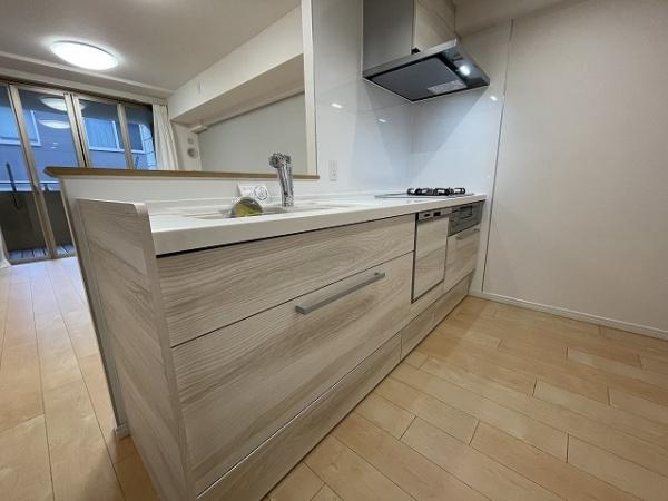 【キッチン】 | グランシティユーロパレス武蔵中原 | キッチンスペースは広々しており、調理の効率が上がる３口コンロで家事もはかどります♪