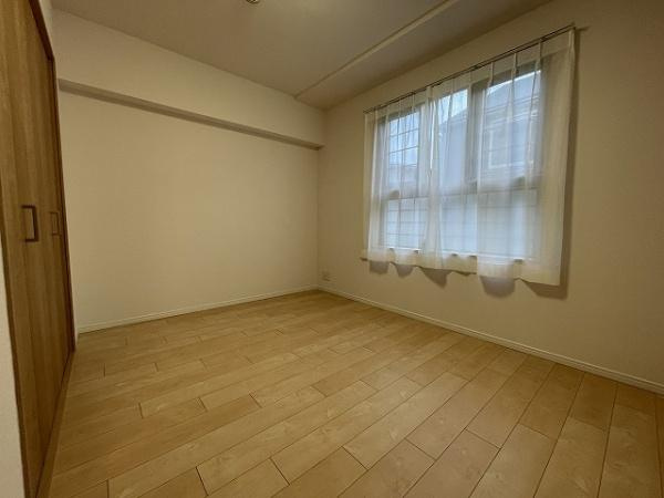 グランシティユーロパレス武蔵中原の洋室|心地よい日差しと風が気持ちの良い居室には収納もたっぷりです♪