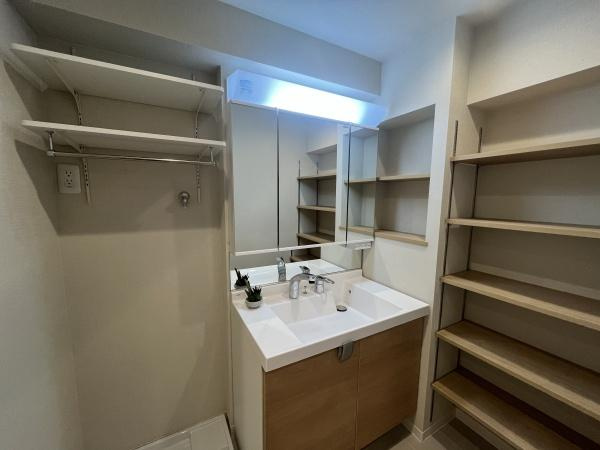 【独立洗面台】 | クレッセント溝の口 | 十分な大きさの洗面台は収納力大。身だしなみチェックや歯磨きなど、朝の慌ただしい時間でも余裕とゆとりを感じられます♪
