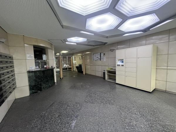 クレッセント溝の口のエントランス|明るい印象のエントランスが皆様を迎え入れます。管理体制がしっかりしていることがうかがえる綺麗なエントランスです。