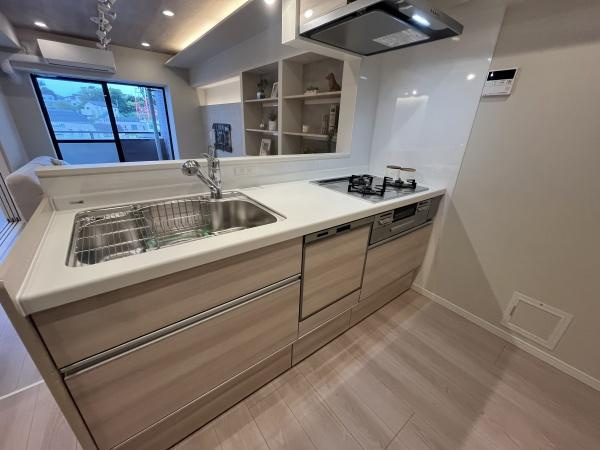 クレッセント溝の口のキッチン|キッチンスペースは広々しており、調理の効率が上がる３口コンロで家事もはかどります♪