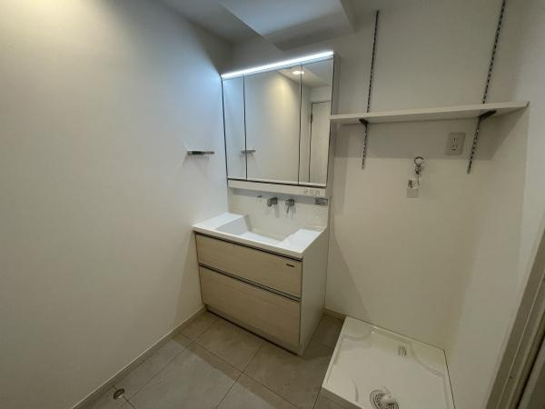 プラティーノ多摩川鵜の木弐番館の独立洗面台|十分な大きさの洗面台は収納力大。身だしなみチェックや歯磨きなど、朝の慌ただしい時間でも余裕とゆとりを感じられます♪
