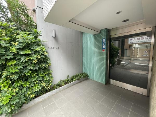 【エントランス】 | プラーティノ多摩川鵜の木弐番館 | 明るい印象のエントランスが皆様を迎え入れます。管理体制がしっかりしていることがうかがえる綺麗なエントランスです。
