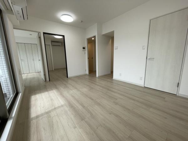 プラーティノ多摩川鵜の木弐番館の居間・リビング|みんなが集うLDKはあたたかい日差しが入り込み、自然と楽しい会話が弾む幸せな空間に♪
