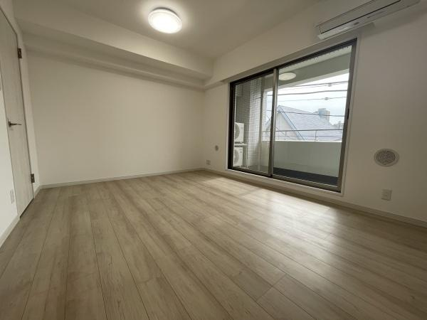 プラーティノ多摩川鵜の木弐番館の居間・リビング|リビングは明るく広々としていて開放感のある雰囲気です