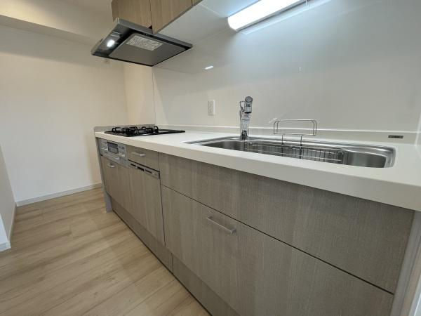 【キッチン】 | プラーティノ多摩川鵜の木弐番館 | キッチンスペースは広々しており、調理の効率が上がる３口コンロで家事もはかどります♪