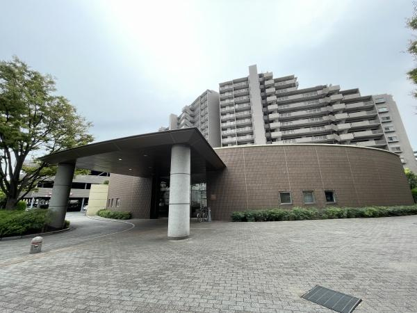 【外観】 | ブラウトリエ | 日が当たり、あたたかながらもスタイリッシュなたたずまいです！