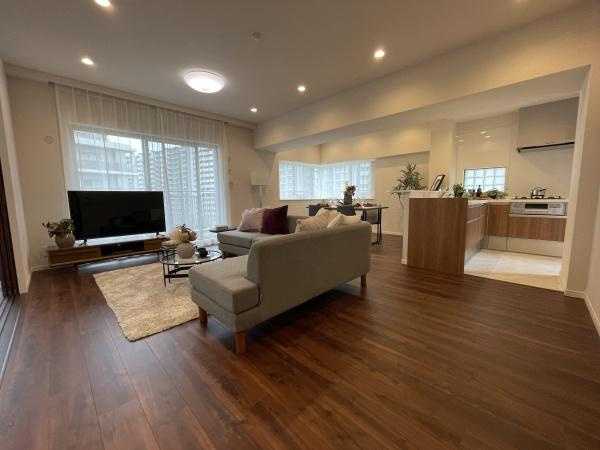 【居間・リビング】 | ブラウトリエ | リビングは明るく広々としていて開放感のある雰囲気です