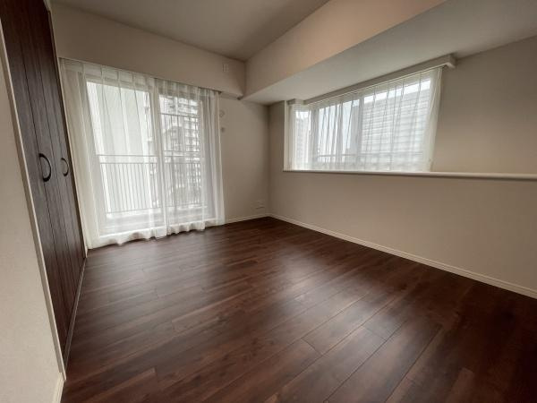 【洋室】 | ブラウトリエ | 心地よい日差しと風が気持ちの良い居室には収納もたっぷりです♪