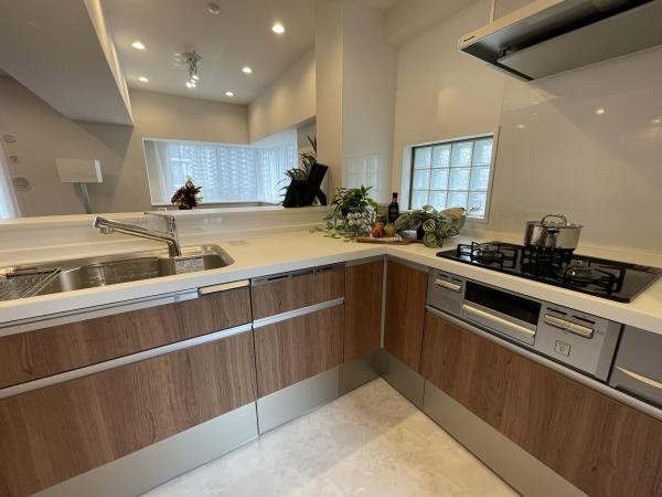 【キッチン】 | ブラウトリエ | キッチンスペースは広々しており、調理の効率が上がる３口コンロで家事もはかどります♪