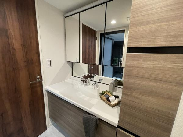 【独立洗面台】 | ブラウトリエ | 十分な大きさの洗面台は収納力大。身だしなみチェックや歯磨きなど、朝の慌ただしい時間でも余裕とゆとりを感じられます♪
