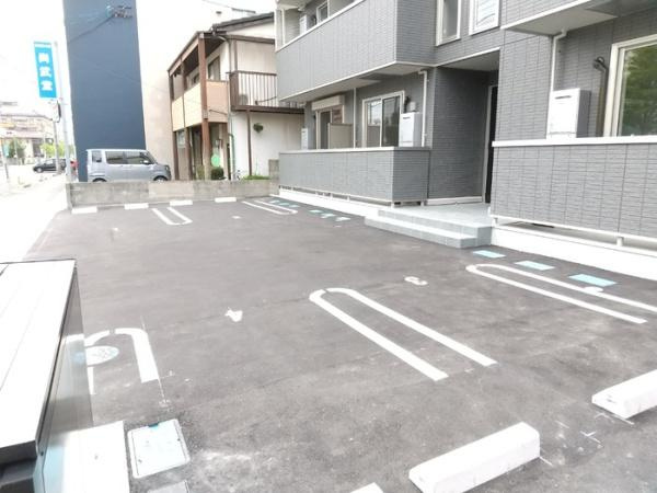 エクセレント東朝日町19の駐車場
