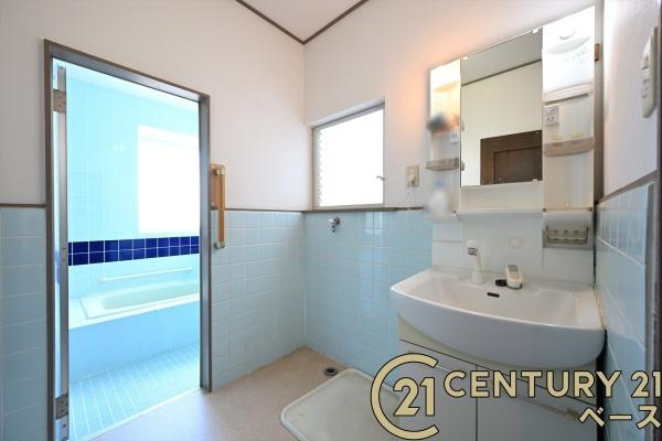 北葛城郡上牧町米山台２丁目の中古一戸建の独立洗面台|■現地撮影写真■清潔感のある広々とした洗面スペースです！