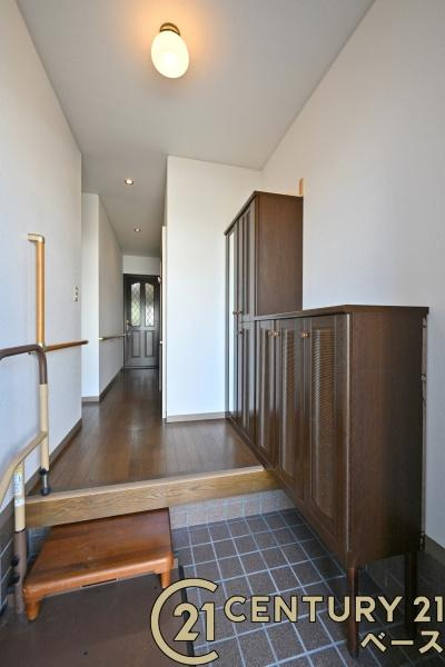 北葛城郡上牧町米山台２丁目の中古一戸建の玄関|■現地撮影写真■玄関には大容量シューズボックス完備！