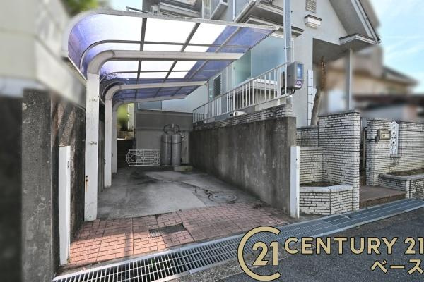 北葛城郡上牧町米山台２丁目の中古一戸建の駐車場|■現地撮影写真■カーポート付き駐車場を完備！