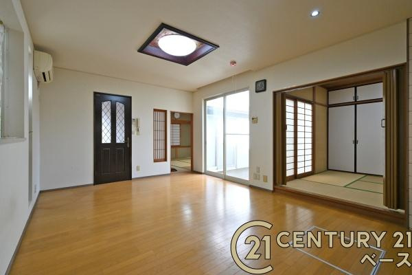 北葛城郡上牧町米山台２丁目の中古一戸建の居間・リビング|■現地撮影写真■家族団欒も快適な広々としたリビング！