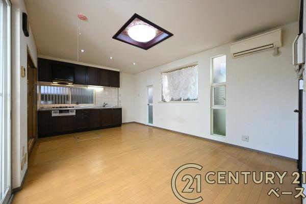 北葛城郡上牧町米山台２丁目の中古一戸建の居間・リビング|■現地撮影写真■大きな窓から柔らかい光が射し込みます！