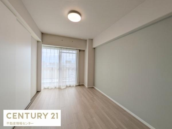 【洋室】 | 藤和市岡ハイタウン | バルコニー側の洋室は南向きバルコニーに面しており、陽当り良好です！
クローゼットもございます！