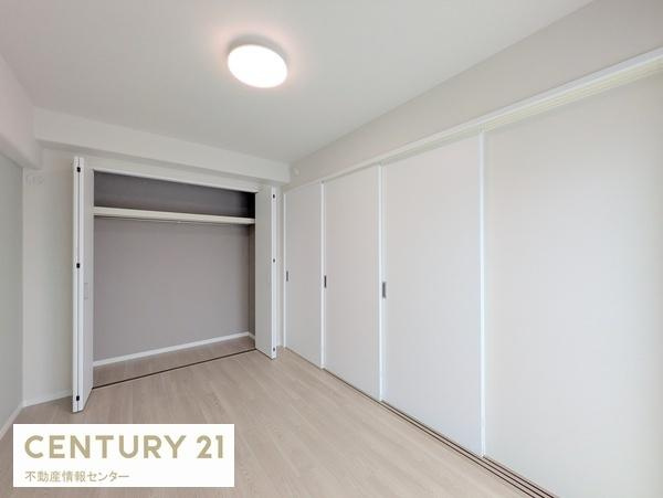 【洋室】 | 藤和市岡ハイタウン | バルコニー側の洋室は南東向きバルコニーに面しており、陽当り良好です！
クローゼットもございます！