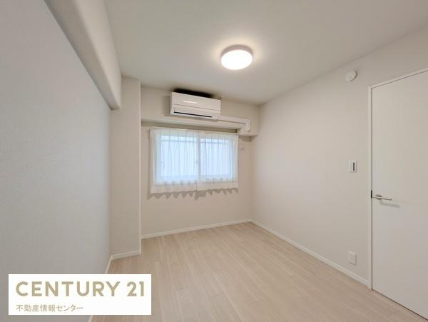 【寝室】 | 藤和市岡ハイタウン | 洋室5.3帖のお部屋にもクローゼットございます！さらにエアコン1台設置済みです！