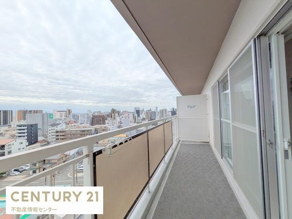 【バルコニー】 | 藤和市岡ハイタウン | 10階南東向きバルコニーで陽当り・眺望良好です！（撮影日は曇り）