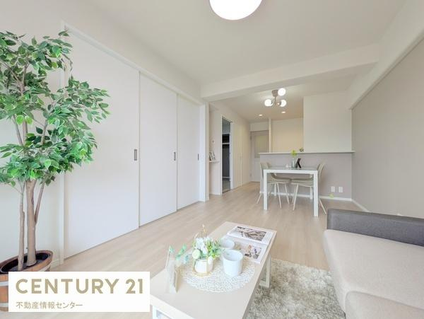 【居間・リビング】 | 藤和市岡ハイタウン | 約12帖のリビングダイニングキッチン！
10階南東向きバルコニーで陽当・眺望良好です！