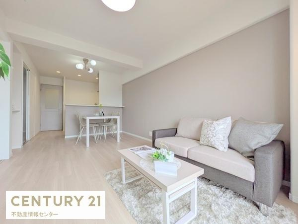 【居間・リビング】 | 藤和市岡ハイタウン | 約12帖のリビングダイニングキッチン！
10階南東向きバルコニーで陽当・眺望良好です！