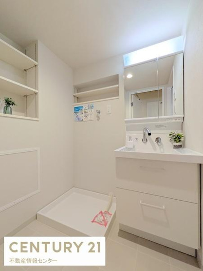 【独立洗面台】 | 藤和市岡ハイタウン | 独立洗面化粧台・洗濯パン・洗濯水栓新調！収納スペースもございます！