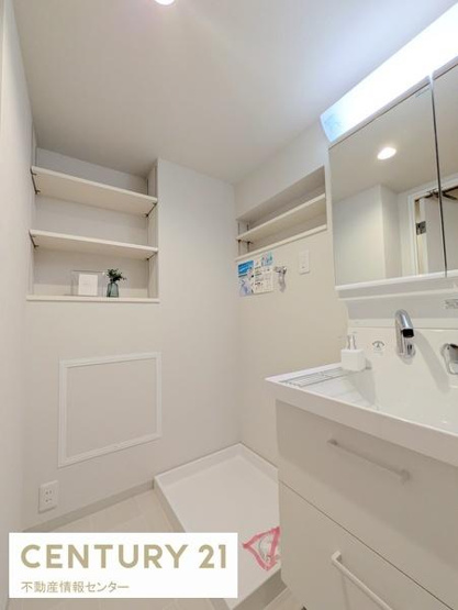 【独立洗面台】 | 藤和市岡ハイタウン | 独立洗面化粧台・洗濯パン・洗濯水栓新調！収納スペースもございます！