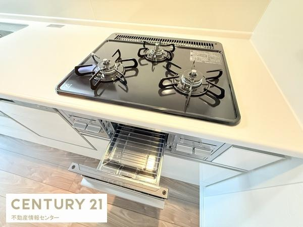 【キッチン】 | 御崎１丁目　新築戸建 | ガスコンロ３口のグリルつき