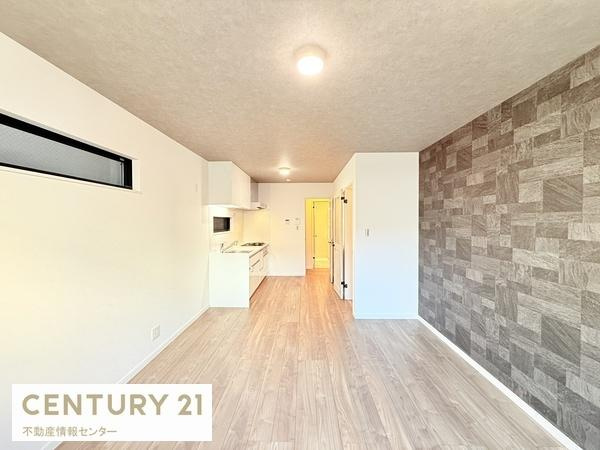 【居間・リビング】 | 御崎１丁目　新築戸建 | フローリングと壁の配色がかっこいいリビング！形も綺麗なので家具の配置もしやすいリビングです！