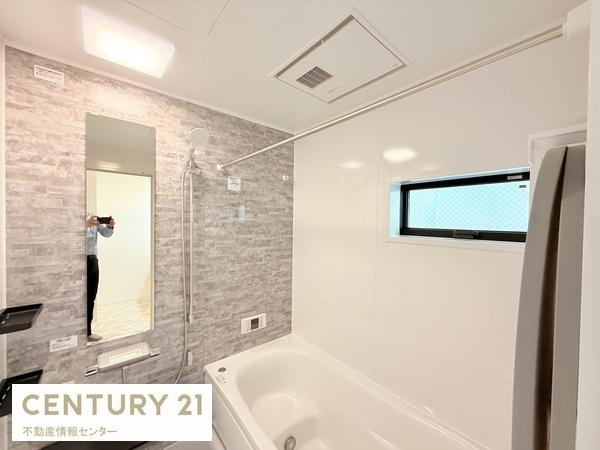 【浴室】 | 御崎１丁目　新築戸建 | 浴室暖房乾燥・追炊き機能はもちろんございます！窓もあり、換気力はいうことなし！