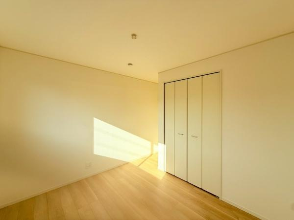 岩出市南大池第2-1号棟　新築戸建の洋室