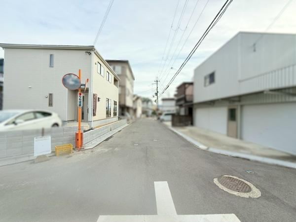 岩出市南大池第2-1号棟　新築戸建の前面道路含む現地写真
