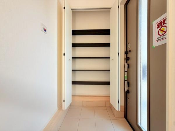 岩出市南大池第2-1号棟　新築戸建の玄関