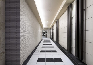 【エントランス】 | レオンコンフォート南堀江 | アプローチ部分もオシャレで綺麗です♪