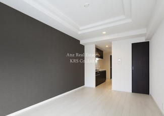 【居間・リビング】 | レオンコンフォート南堀江 | ダークブラウンの壁紙と建具がアクセントでオシャレです♪