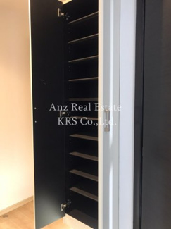 【玄関】 | レオンコンフォート南堀江 | 玄関には収納力のある天井高シューズボックスがあります！