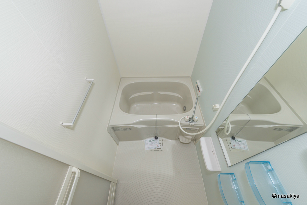 ガーデンハウス朝日山　Eの浴室|お風呂　追い焚き・浴室乾燥機付きです。窓もついております。