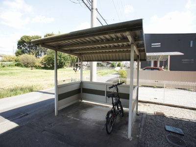 【その他共用部分】 | サニータウンドルチェ | 屋根付きの駐輪場があります♪