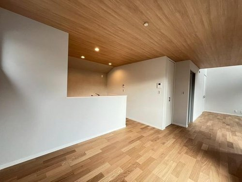 東久留市滝山の居間・リビング|2階にリビングを設置することで道路や外からの視線が届きにくい、プライバシー性の高いリビングでゆっくりと寛ぐことができます。