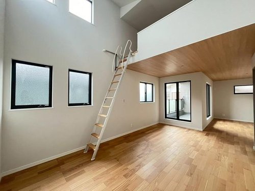 東久留市滝山の居間・リビング|明るく、開放感もあり、冬は暖気が上昇しやすい吹き抜けリビング。