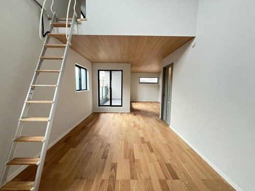 東久留市滝山の居間・リビング|家族の集まるLDKはゆったり約21.75帖♪ロフト付きで開放感があります。