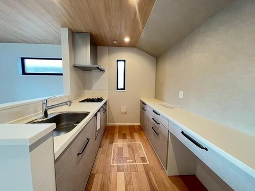 東久留市滝山のキッチン|食器棚を背面に設置しても十分な広さを確保しています。