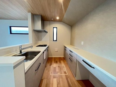 【キッチン】 | 東久留市滝山 | 食器棚を背面に設置しても十分な広さを確保しています。