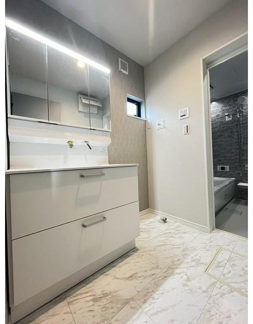 東久留市滝山の洗面所|お出かけ前の身だしなみに一歩差がつく三面鏡。ミラー裏にはたっぷり収納もございます。