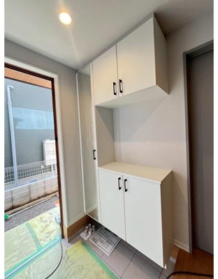 【玄関】 | 東久留市滝山 | お宅の顔となる明るく開放的な玄関。ご家族皆様様の靴を収納できるスペースと全身鏡があり、お出掛け前に身だしなみチェックもできます。